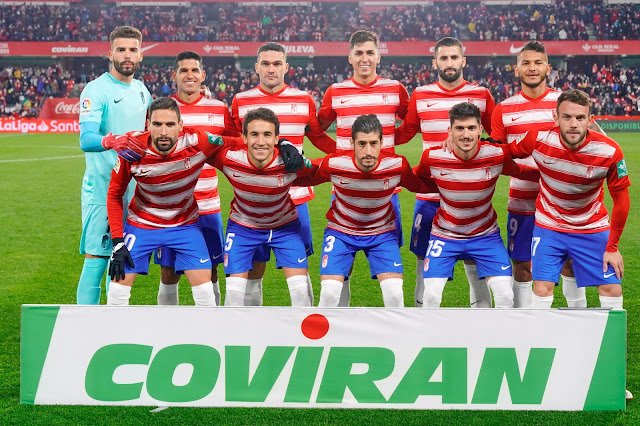 GRANADA C. F. Temporada 2021-22. Luis Maximiano, Luis Abram, Jorge Molina, Raúl Torrente, Gonalons, Luis Suárez. Antonio Puertas, Luis Milla, Sergio Escudero, Carlos Neva, Quini. GRANADA C. F. 2 DEPORTIVO ALAVÉS 1 Viernes 03/12/2021, 21:00 horas. Campeonato de Liga de 1ª División, jornada 16. Granada, estadio Nuevo Los Cármenes: 13.511 espectadores. GOLES: 1-0: 14’, Antonio Puertas. 1-1: 81’, Abram, en propia puerta. 2-1: 86’, Santiago Arias.