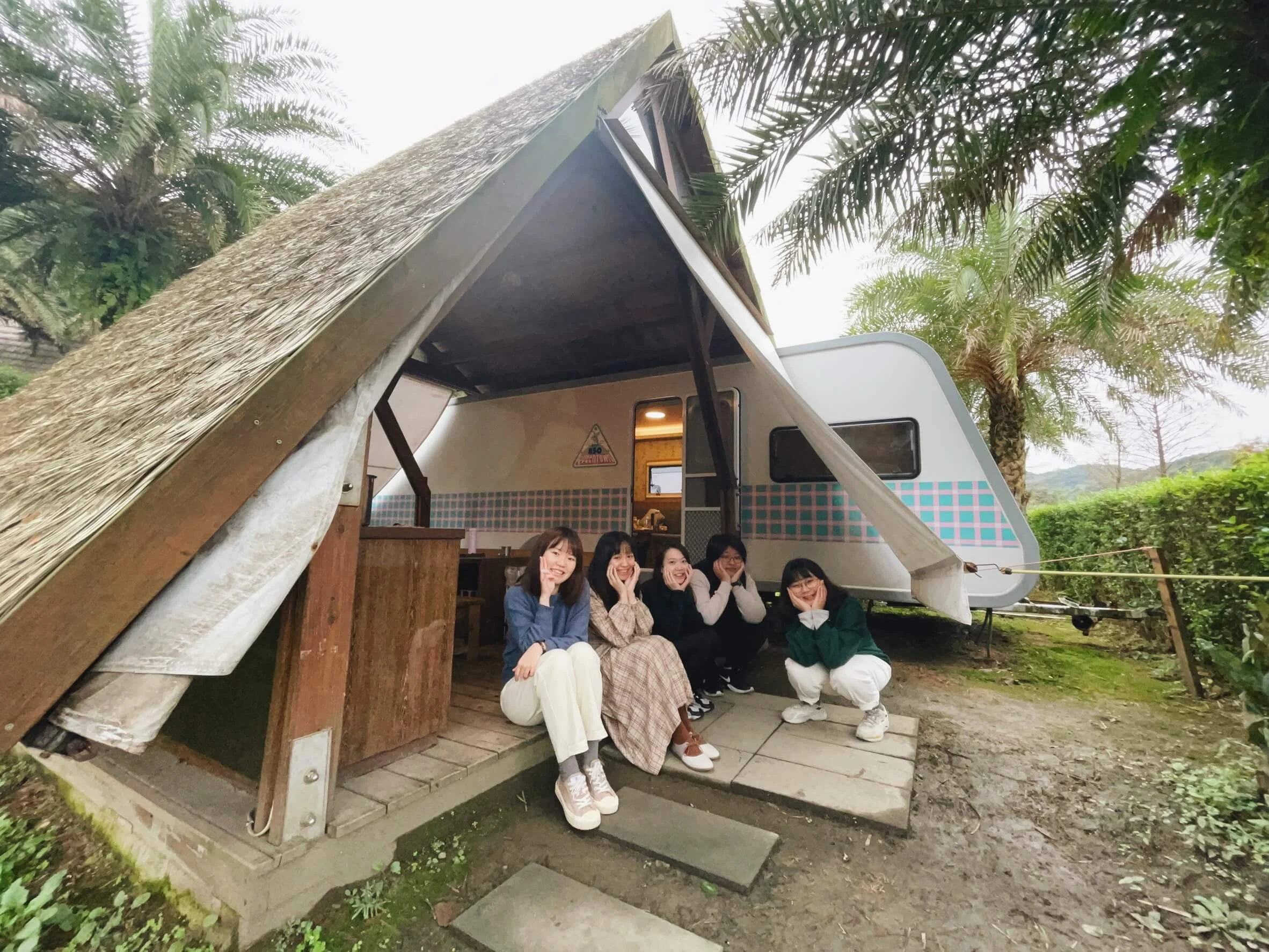 新北金山皇后鎮森林-金山皇后鎮-台北景點-新北景點-台北露營-豪華露營車-台北豪華露營車-金山皇后鎮客運-金山皇后鎮交通-金山皇后鎮費用-金山皇后鎮溫泉-金山溫泉-豪華露營車費用-風車House露營車-光合Bar菜單-皇后鎮森林海盜鍋-皇后鎮森林