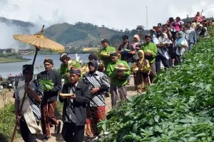 Proses kirab sesaji potong rambut di Dieng