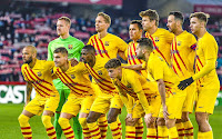 F. C. BARCELONA. Temporada 2021-22. Ter Stegen, Luuk De Jong, Eric García, Gerard Piqué, Sergio Busquets, Nico. Dani Alves, Ferran Jutglà, Ousmane Dembelé, Gavi, Jordi Alba. GRANADA C. F. 1 F. C. BARCELONA 1 Sábado 08/01/2022, 18:30 horas. Campeonato de Liga de 1ª División, jornada 20. Granada, estadio Nuevo Los Cármenes: 14.442 espectadores. GOLES: 0-1: 57’, Luuk De Jong. 1-1: 89’, Antonio Puertas.