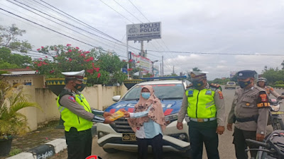 Taat berlalu lintas Satlantas Tulang Bawang Barat Bagikan Handsanitaser, Masker, Dan Migor. 