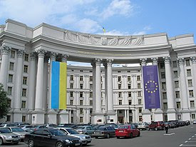 Ukraine foreign ministry urges its citizens to leave Russia