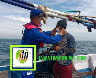 Cegah Penyebaran Covid-19 Varian Omicron, Sat. Polairud Polres Sampang Bagikan Masker di Pelabuhan