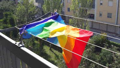 bandiera della pace su un balcone