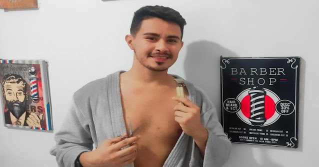 Rodney Araújo, 28 anos, criou uma barbearia em Fortaleza onde funcionários atendem os clientes nus.