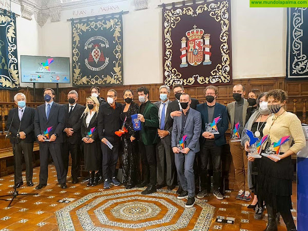 La concejal de Cultura aridanense, Charo González,  recibe el  premio de valores “Cygnus 2022”