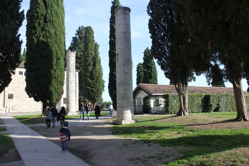 italské město Aquileia pozůstatky starořímských sloupů