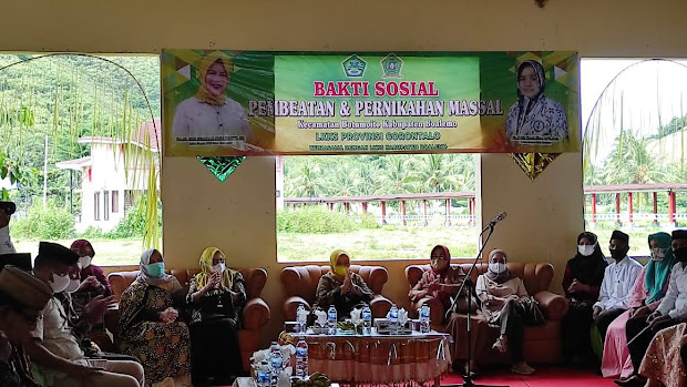 Ibu Idah Syahidah memberi apresiasi LKKS Kabupaten Boalemo yang sukses melaksanakan Bakti Sosial Pembeatan dan Pernikahan Massal.