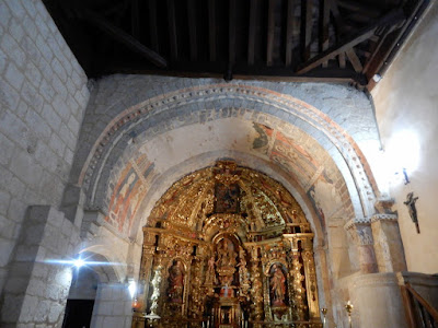 Presbiterio. Altar barroco y pinturas murales