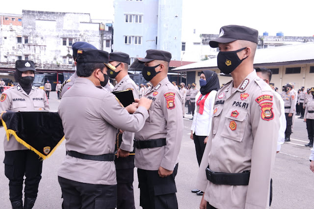 Dua Personil Polres Mura Terimah Pin Mas