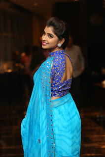 Anchor Syamala Stylish Looks In Transparent Saree