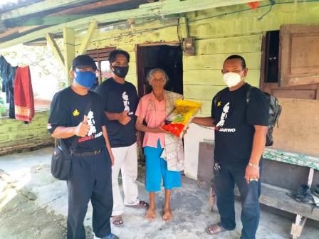 relawan ganjar pranowo  sobat jarwo riau bagi bagi sembako hari pahlawan  (1)