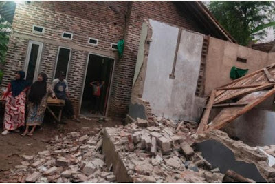 Sebuah rumah di lebak ini rusak gegara gempa banten