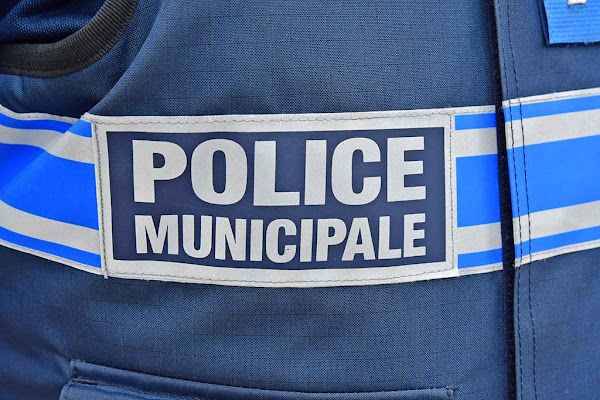 [VIDEO] Marseille : Un policier municipal reçoit des coups de couteau au visage lors d’une interpellation