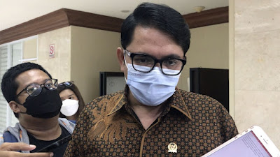 Jumawa dan Besar Kepala, Denny Siregar Tantang PDIP Untuk Pecat Arteria Dahlan: Orang Ini Sombong Minta Ampun!