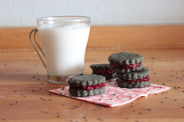 Cuillère et saladier : Sablés au sésame noir fourrés à la framboise (vegan)