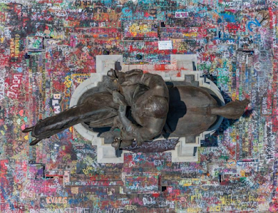 overhead photograph of the Robert E. Lee monument in Richmond, Virginia, in 2020. The base and surrounding sidewalk is completely covered in grafitti