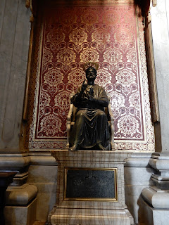 サン・ピエトロ寺院内部の彫像