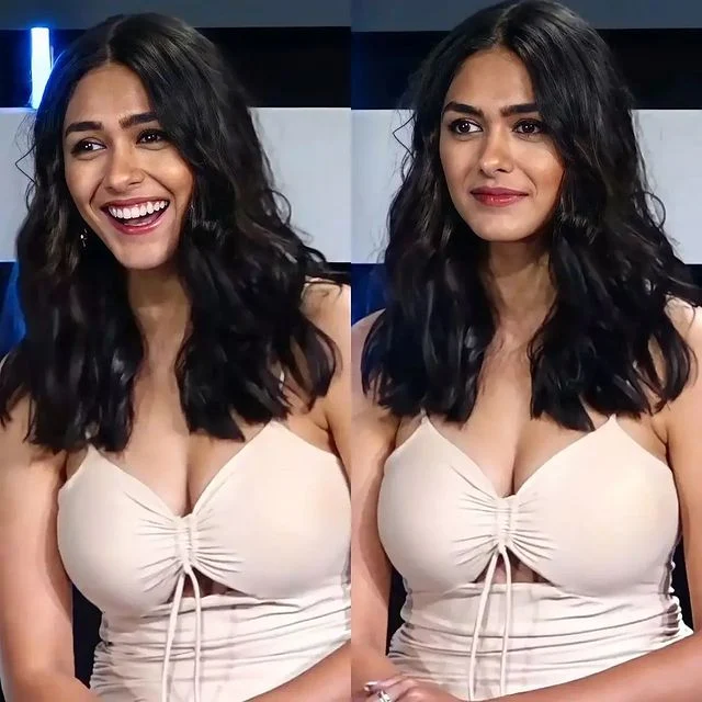 Mrunul thakoor hot boobs and clevege