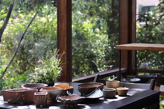 テーブルの上に並べられた鉢作家さんの山野草盆栽鉢