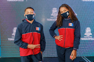 Os alunos Luan Vicente e Ana Luiza Silva, do 8º ano