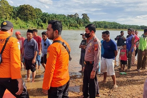 Mancing dengan Keluarga, 3 Kakak Beradik di Kampar Hanyut Terseret Arus Sungai