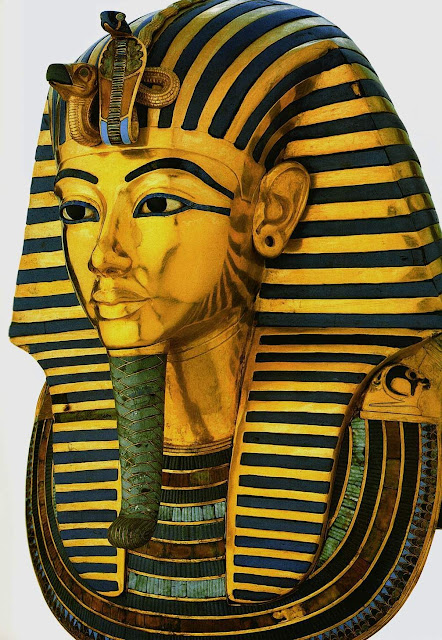 Погребальная маска фараона Тутанхамона (в ракурсе 3/4)