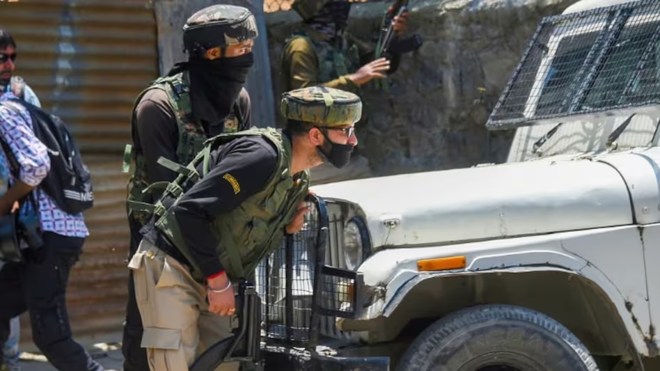चुनाव के बीच जम्मू-कश्मीर से बड़ी खबर, सोपोर में सेना के फायरिंग में दो आतंकी ढेर