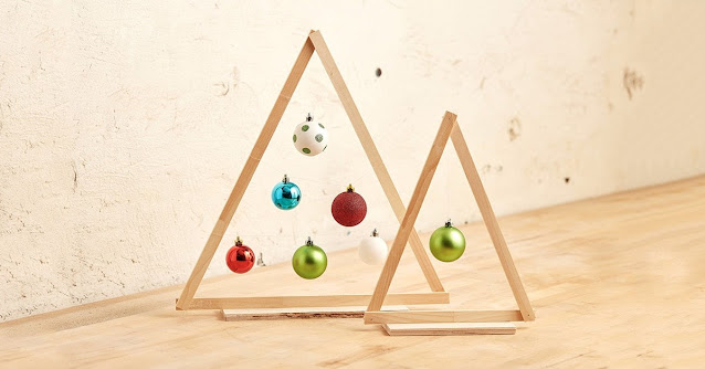 Árboles de Navidad minimalistas con marco de madera triangular