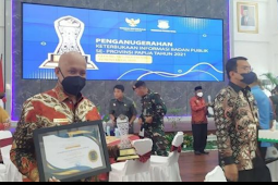 Biak Numfor Raih Kategori Kabupaten Informatif pada Penghargaan Komisi Informasi Papua 