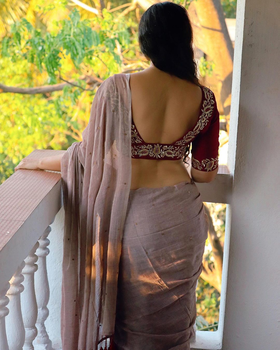 Megha Shukla Exposes her Sexy back in a Dark-Red Backless Blouse and Saree