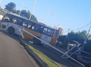 Salvador: Acidente com ônibus na Av. Pinto de Aguiar deixa trânsito lento na região