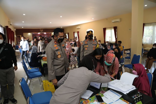 Wakapolda Jabar Didampingi Kabiddokkes dan Kapolres Tasikmalaya Kota Pantau Gerai Vaksin Presisi di Aspol Bojong 