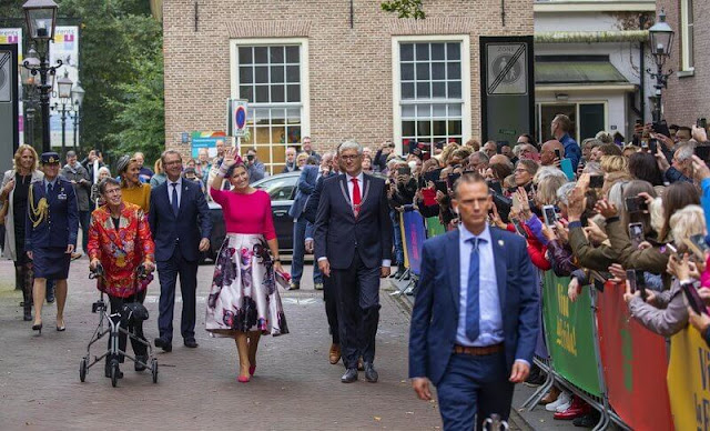 Queen Maxima wore a fuchsia blouse and floral print midi skirt from Natan. Mexican painter Frida Kahlo