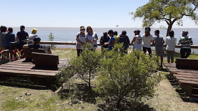 Foto 2: Alumnos conversando en la reserva ecológica.