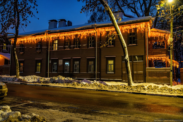 Новогодняя подсветка на деревянном двухэтажном здании