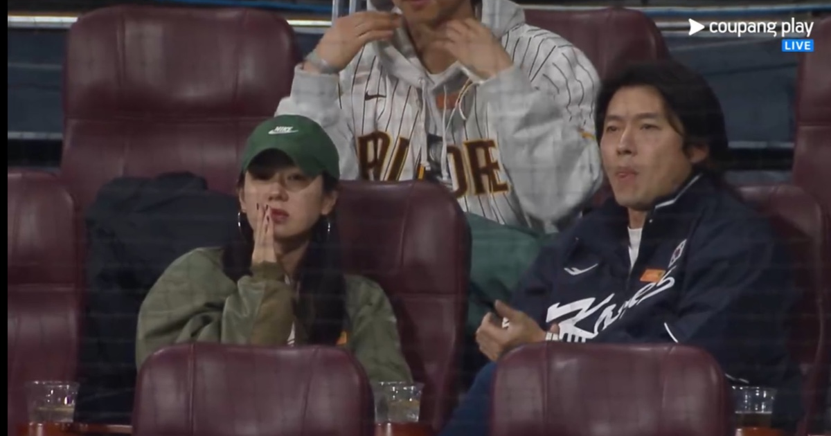 [theqoo] 2 COUPLES WHO CAME TO WATCH BASEBALL TODAY
