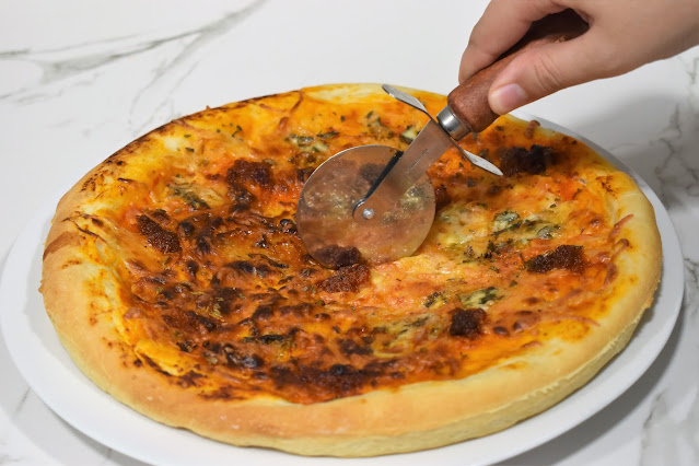 Pizza de sobrasada queso roquefort y miel