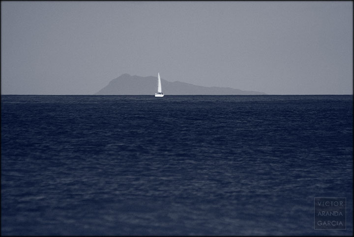 Fotografía del macizo del Montgó sobre el mar Mediterráneo visto desde la playa de El Saler