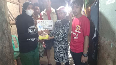 Karang Taruna Kecamatan Pagelaran Bagikan Nasi Kotak Bagi Warga Terdampak Banjir