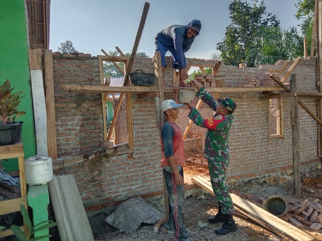 Selalu Membantu Warga Di Wilayahnya, Babinsa Koramil 422-02/Pesisir Selatan Gotong royong Membangun Rumah Warga