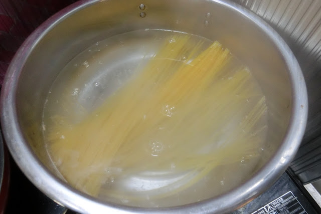 大きめの鍋に湯（約2リットル）を沸かし、塩（大さじ1・分量外）を加え、スパゲティを表示時間通りゆで始めます。