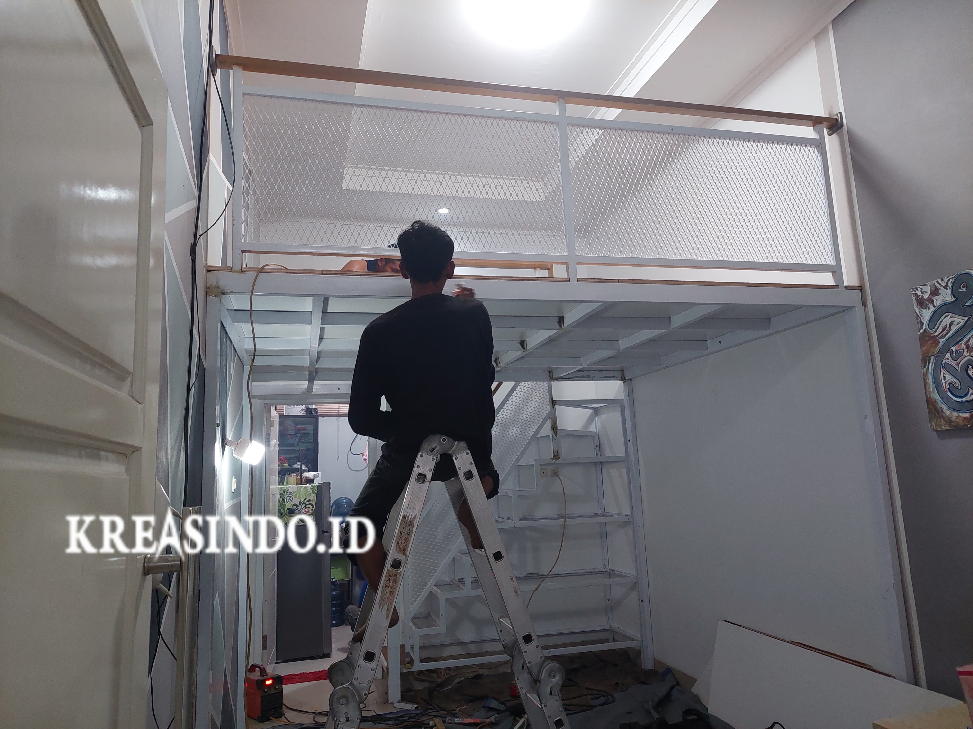 Penampakan Hasil Pemasangan Mezzanine Besi di Atas Ruang Tamu Pesanan Bpk Syaiful di Jatisampurna Bekasi