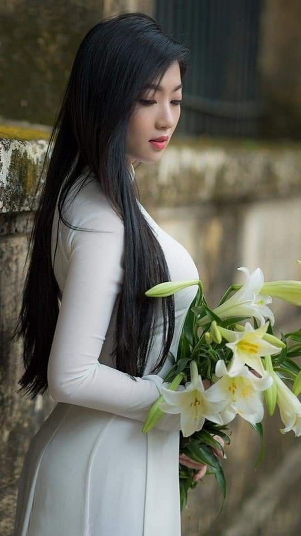 Thiếu nữ áo dài trắng hoa loa kèn