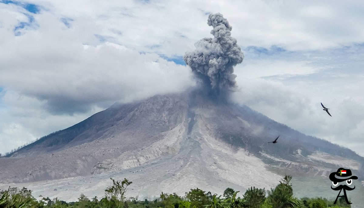 Watching the eruption of Mount Sinabung