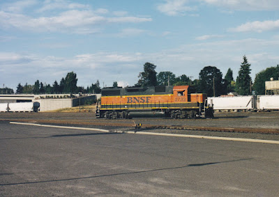 BNSF GP39-2 #2733 in Vancouver, Washington on September 6, 2002