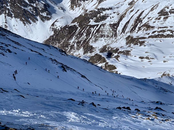 Numerosi scialpinisti verso la Croda della Cintola in Val Passiria (Foto: Armin Rofer, 13.02.2022)