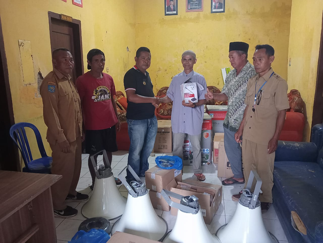 Pemdes Ndano Serahkan Bantuan Untuk Masjid dan Alat Tani 