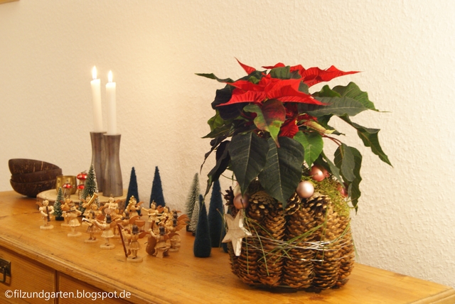Kommode mit Weihnachtsengeln und Weihnachtsstern dekoriert