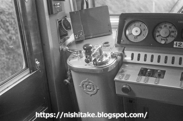 「抑速」表示がプレートで覆われた新101系253Fクハ1254のマスコン。　西武遊園地　1982.8月下旬